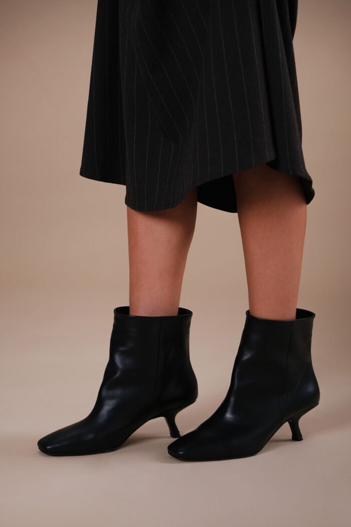 PERE Black Leather Ankle Boots