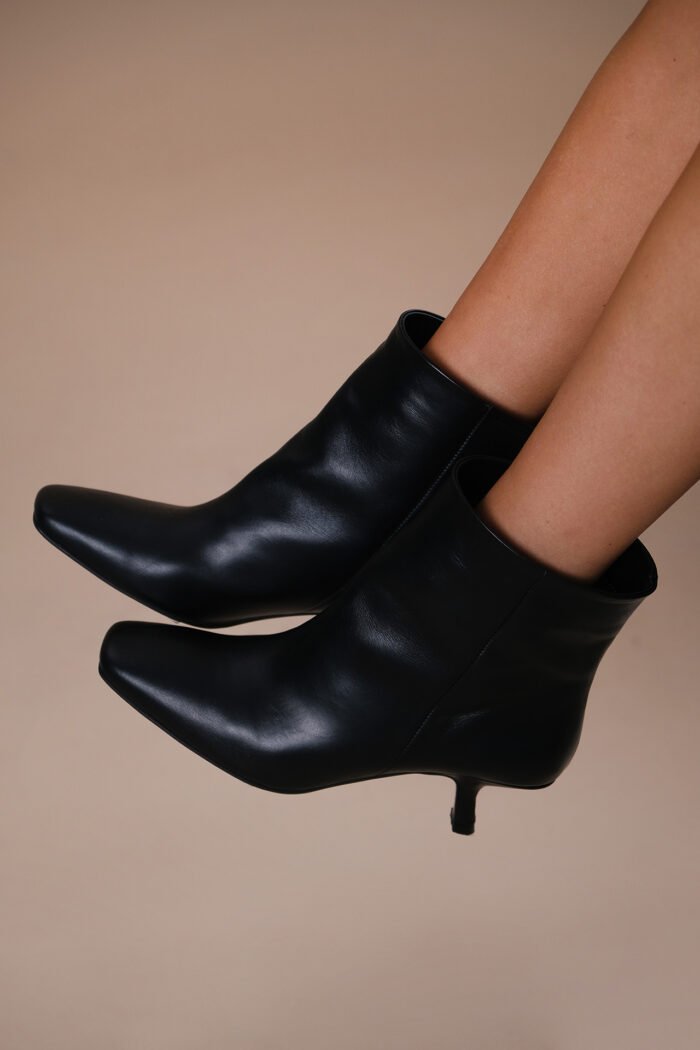 PERE Black Leather Ankle Boots - Image 3