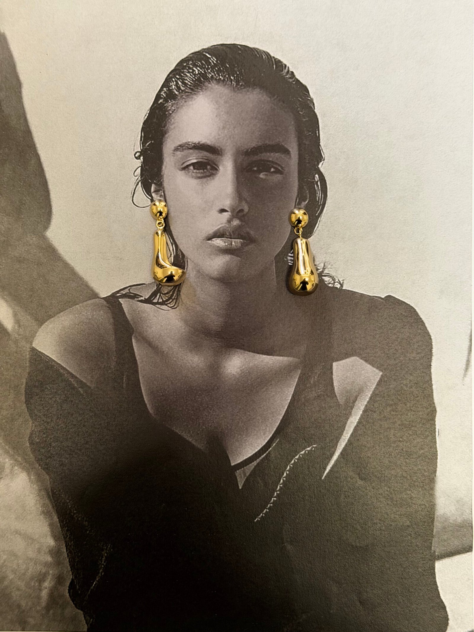 NOIR Golden drop earrings
