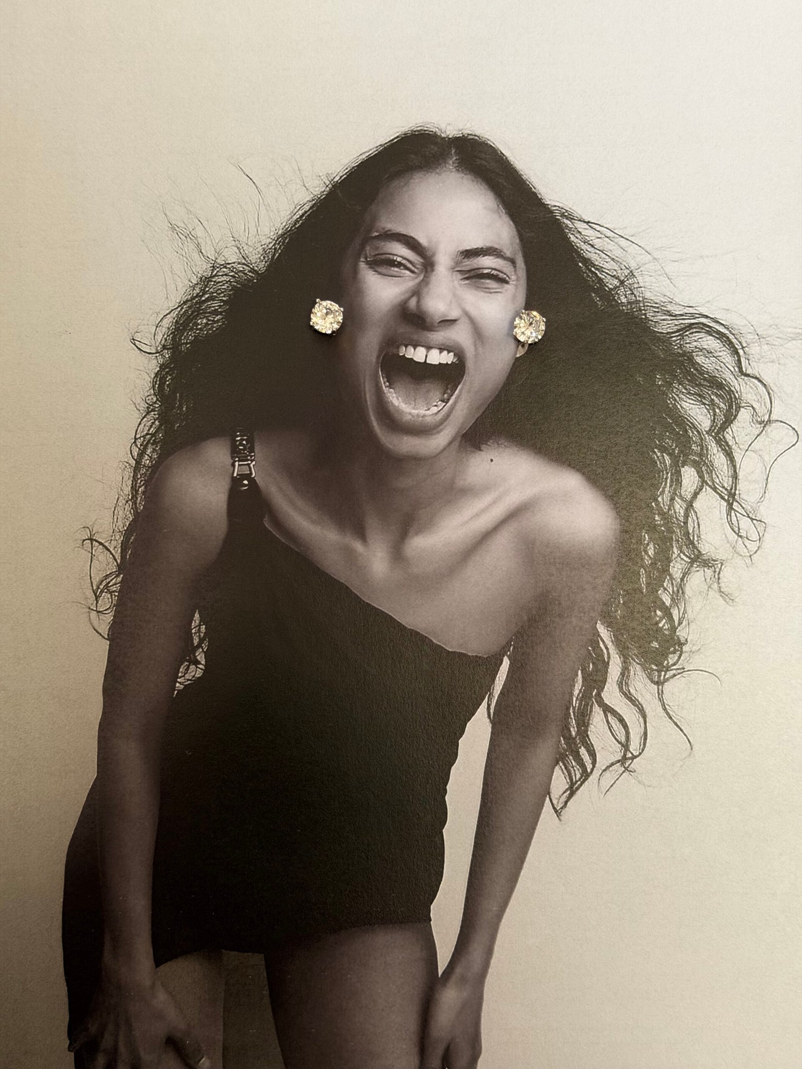 NOIR Tiny shiny earrings