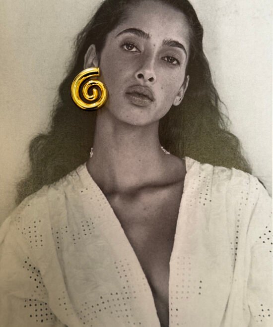 NOIR Spiral earrings