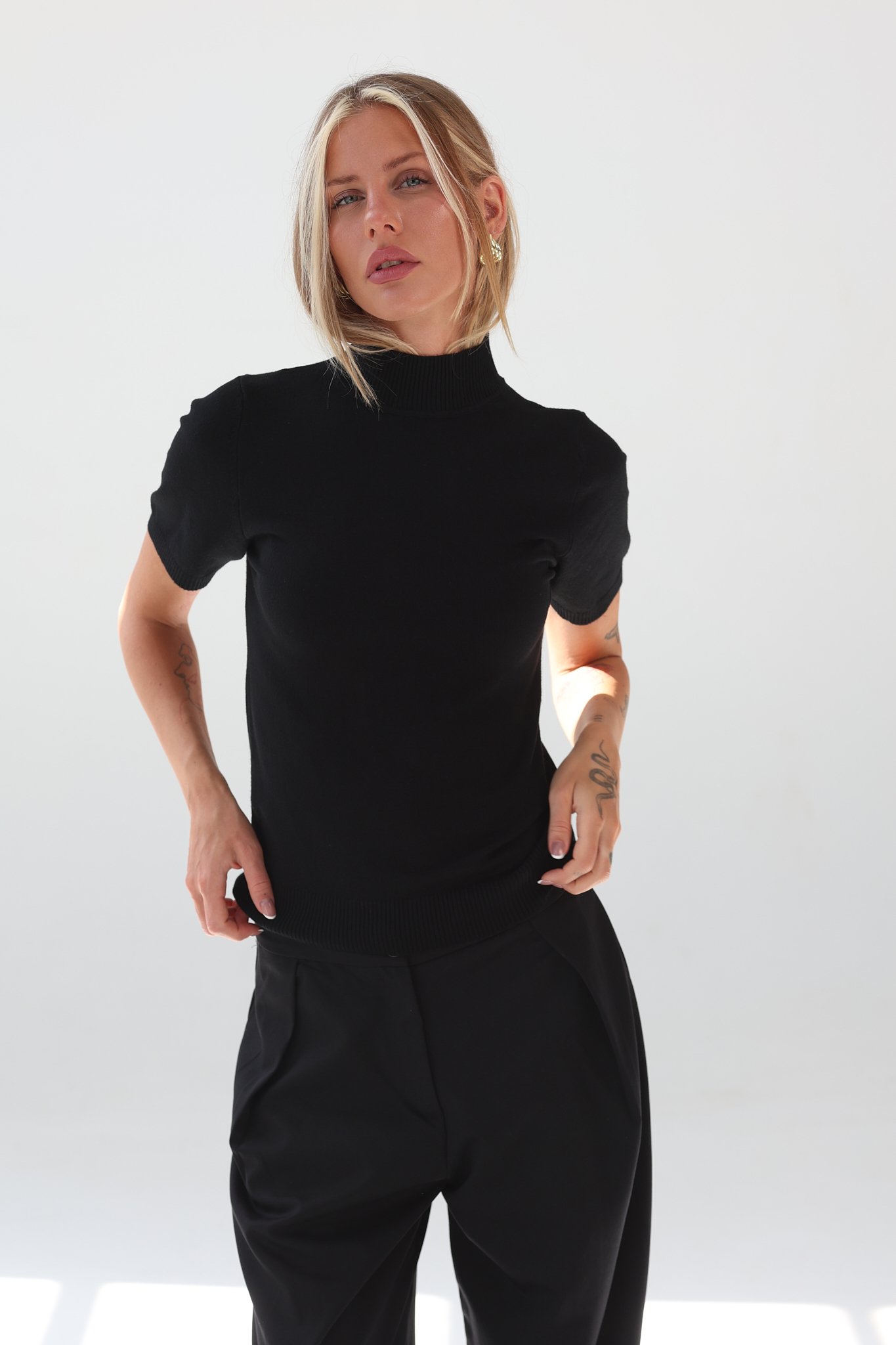 COMODE Short-Sleeve Black Knit Top
