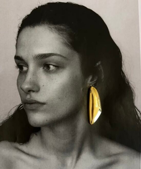 Alternative view of NOIR Sleek gold earrings