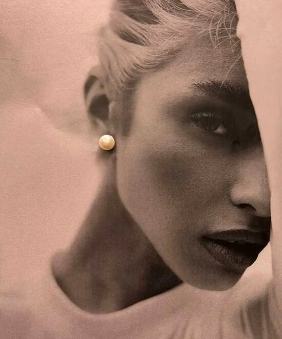 Alternative view of NOIR Tiny Pearl earrings