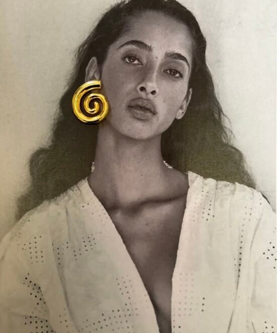 Alternative view of NOIR Spiral earrings